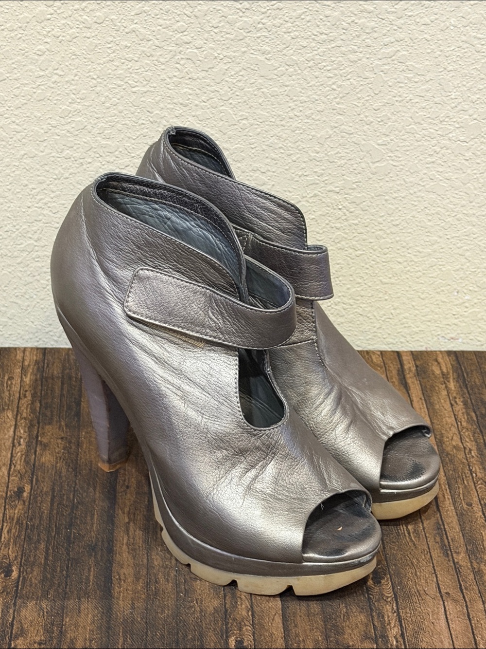 SNG SANANGEL Metallic Gray Leather Peep-Toe High Heel Bootie